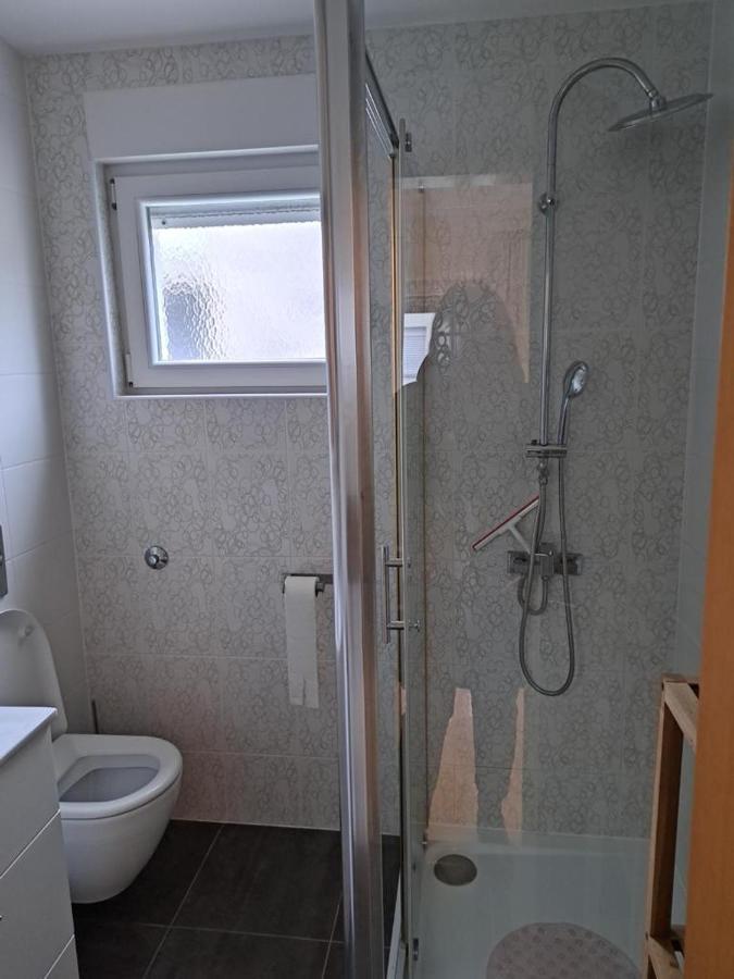Apartman Lozancic Vir Exteriér fotografie