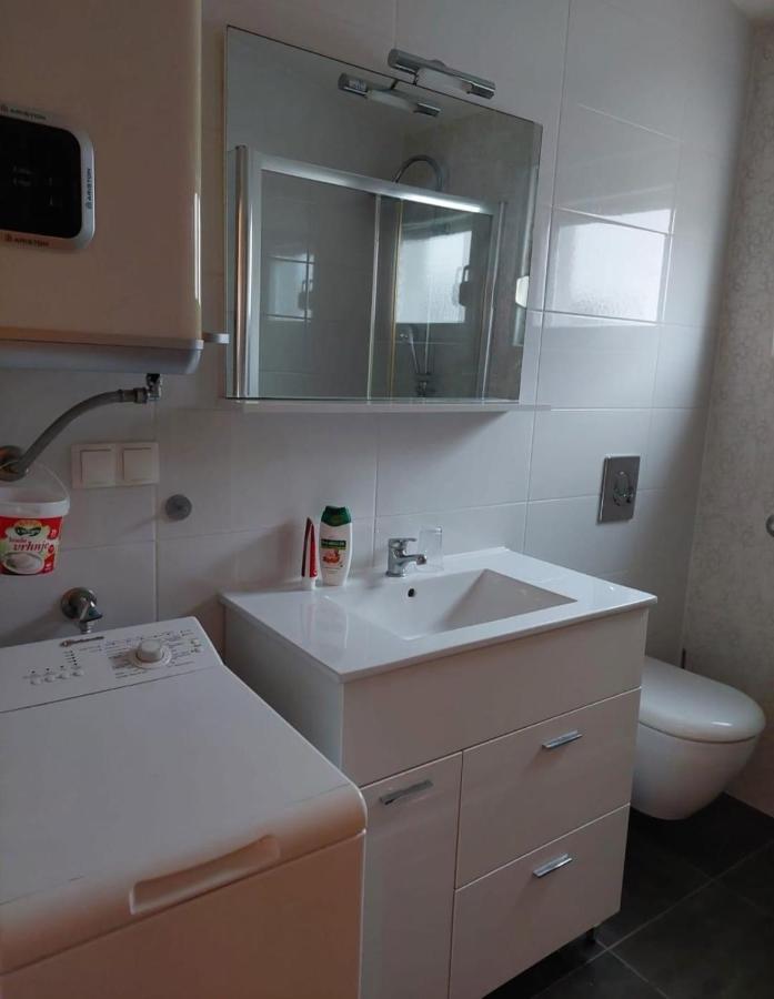 Apartman Lozancic Vir Exteriér fotografie