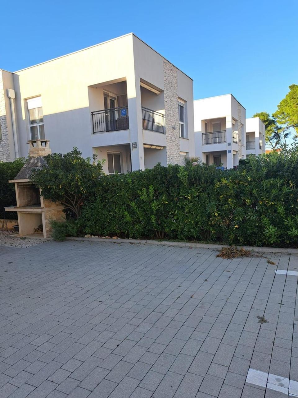 Apartman Lozancic Vir Exteriér fotografie